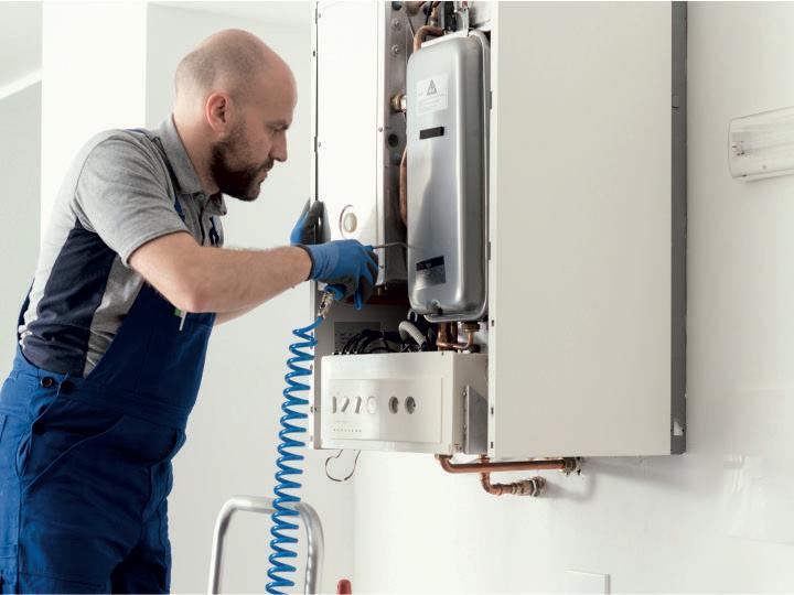 Operaio professionista di I.C.S F.lli Arnone a Napoli mentre effettua la manutenzione di una caldaia